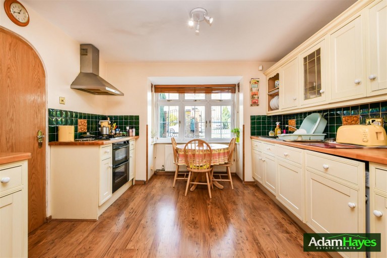 Kingsgate Avenue, Finchley, N3