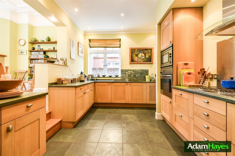 Great North Road, East Finchley, N2