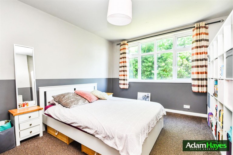 Oakleigh Road North, New Southgate, N20