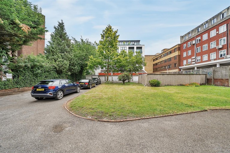 Nether Street, Finchley Central, N3