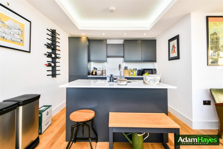 High Road, North Finchley, N12