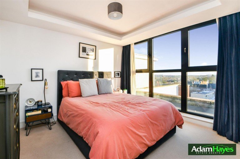 High Road, North Finchley, N12