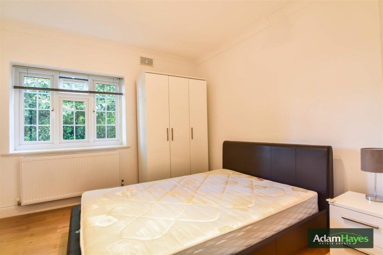 Etchingham Park Road, Finchley Central, N3