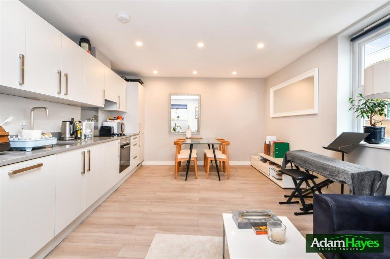 Cornwall Avenue, Finchley, N3