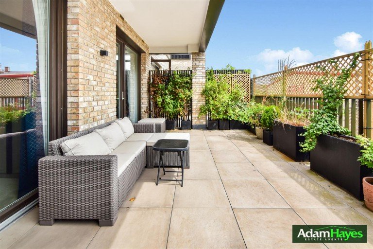 Oakleigh Road North, Whetstone, N20